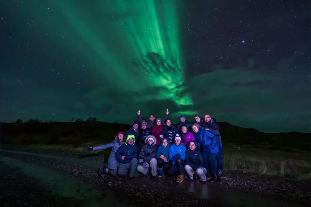 Viajantes da Expedição Islândia® em noite de caçada a aurora boreal.