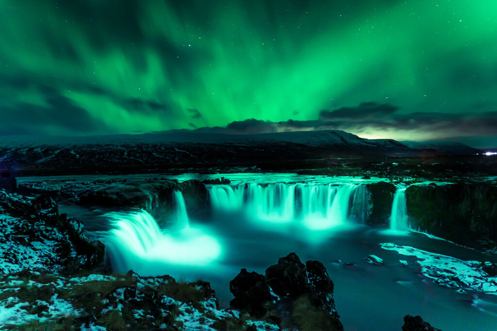 Aurora Boreal em uma das cachoeiras mais impressionantes da Islândia.