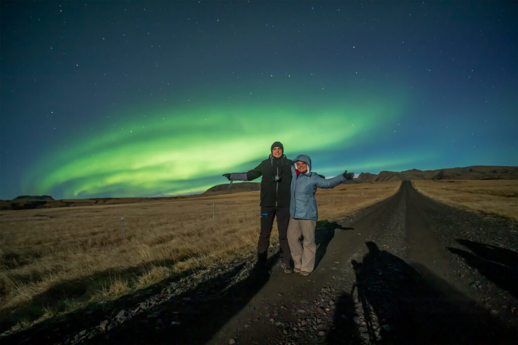 Lídice Guilger e Magdiel sob a Aurora Boreal durante a Expedição Islândia®.