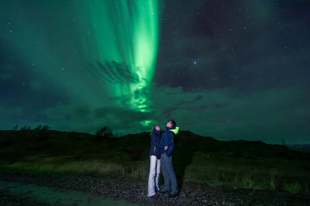 Dan e Liene, viajantes da Expedição Islândia® em noite de busca pela Aurora Boreal.