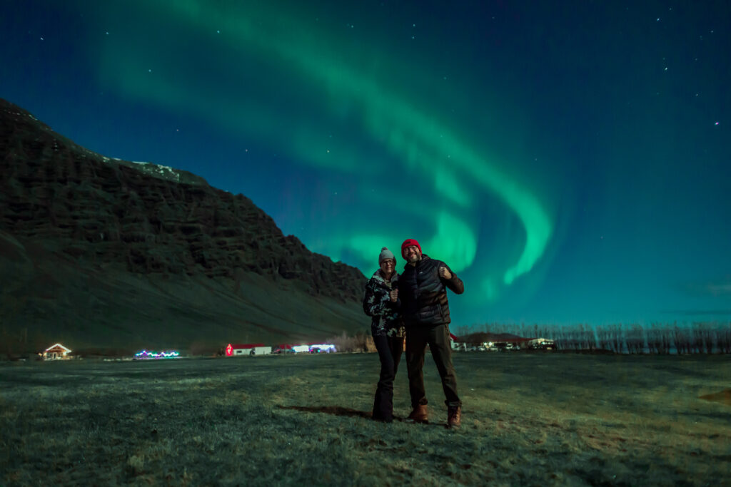 Gustavo Nori e Ana Caroline Minutti em noite de busca pela Aurora Boreal na Expedição Islândia®.
